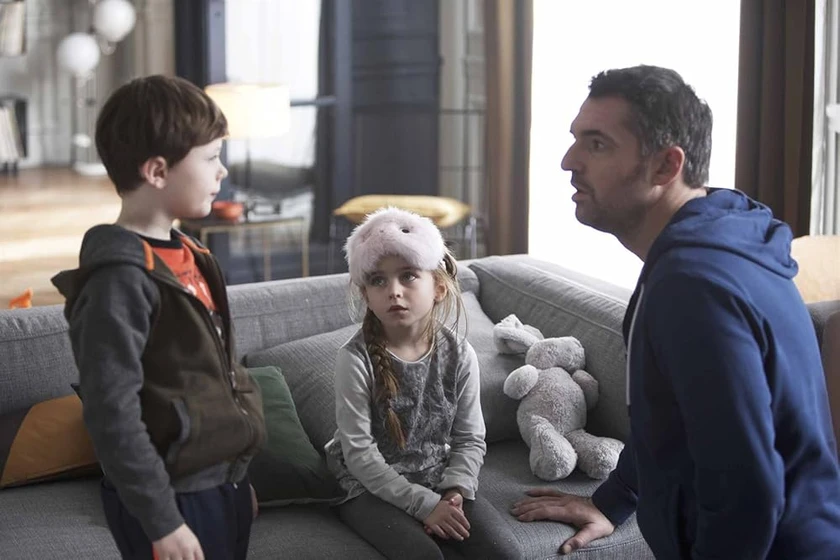 Arnaud Ducret, Timéo Bolland y Saskia de Melo Dillais en familia-a-la-fuerza