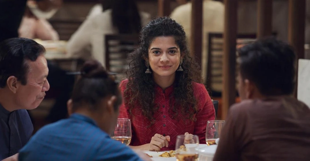 Mithila Palkar en chopsticks