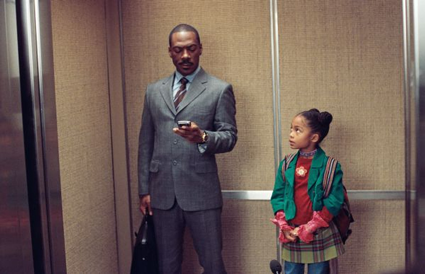Eddie Murphy y Yara Shahidi en Imagine