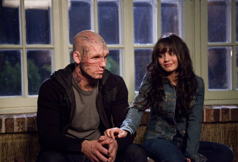 Vanessa Hudgens y Alex Pettyfer en El Corazón de la Bestia