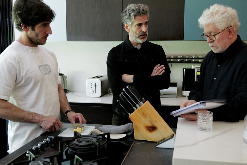 Pedro Almodóvar, Leonardo Sbaraglia y Quim Gutiérrez en Amarga Navidad (Rodaje)