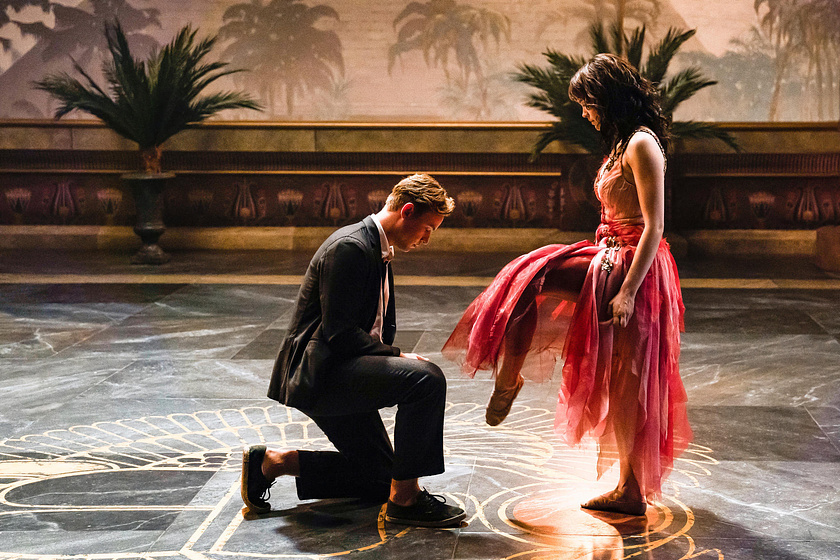 Emilia Schüle y Dennis Mojen en la-fabrica-de-suenos