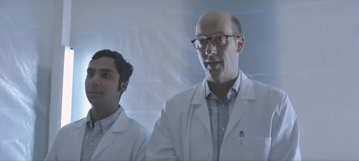 Anthony Edwards y Kunal Nayyar en consumed