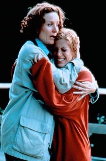 Tori Spelling y Lisa Banes en durmiendo-con-un-asesino
