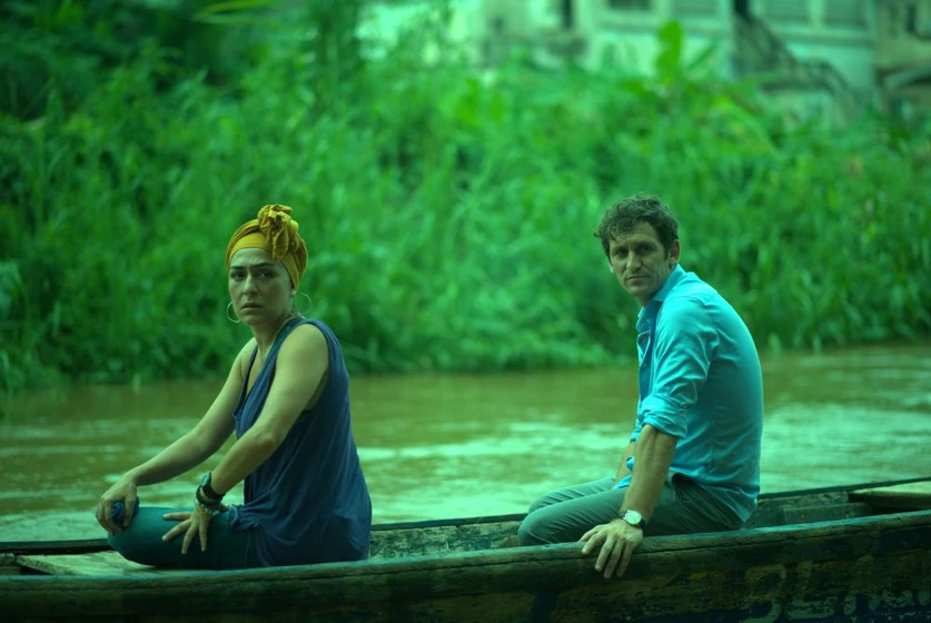 Candela Peña y Raúl Arévalo en black-beach