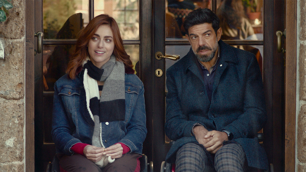 Pierfrancesco Favino y Miriam Leone en Rodando Hacia Ti