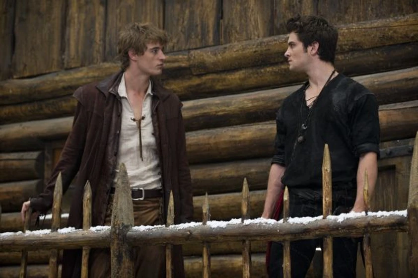 Max Irons en caperucita-roja
