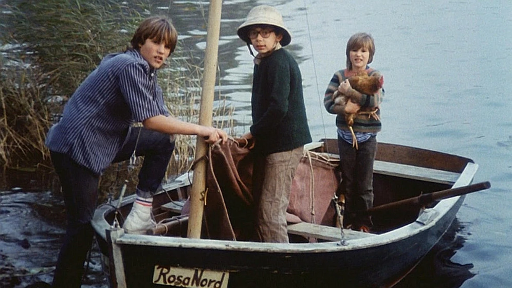 Imagen de hen-in-a-boat