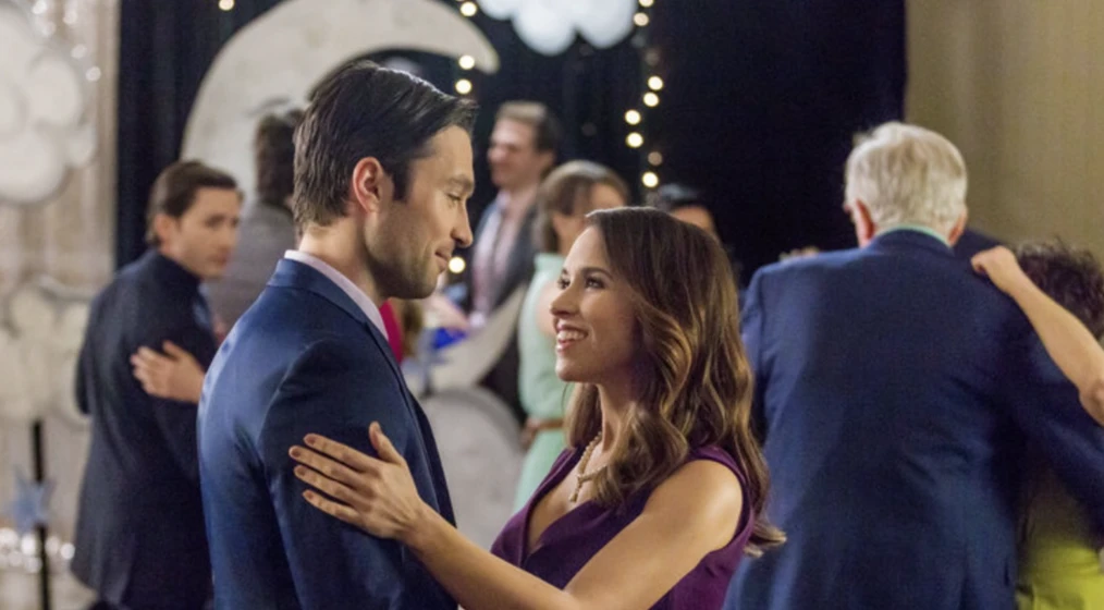 Lacey Chabert y Carlo Marks en a-la-luz-de-la-luna