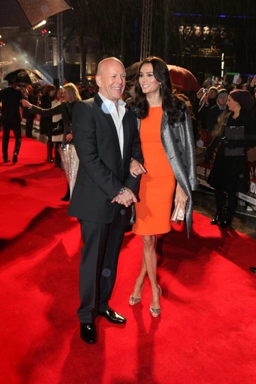Bruce Willis y Emma Heming en la-jungla-un-buen-dia-para-morir (Premiere en Londres. Enero 2013)