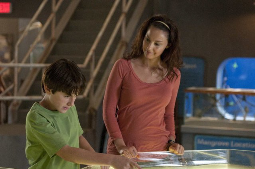 Ashley Judd y Nathan Gamble en La Gran aventura de Winter el delfín