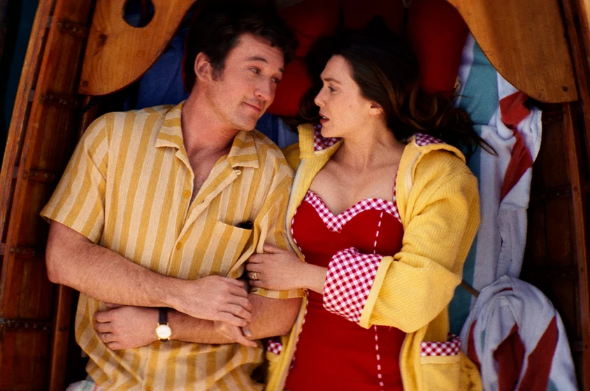 Miles Teller y Elizabeth Olsen en eternity