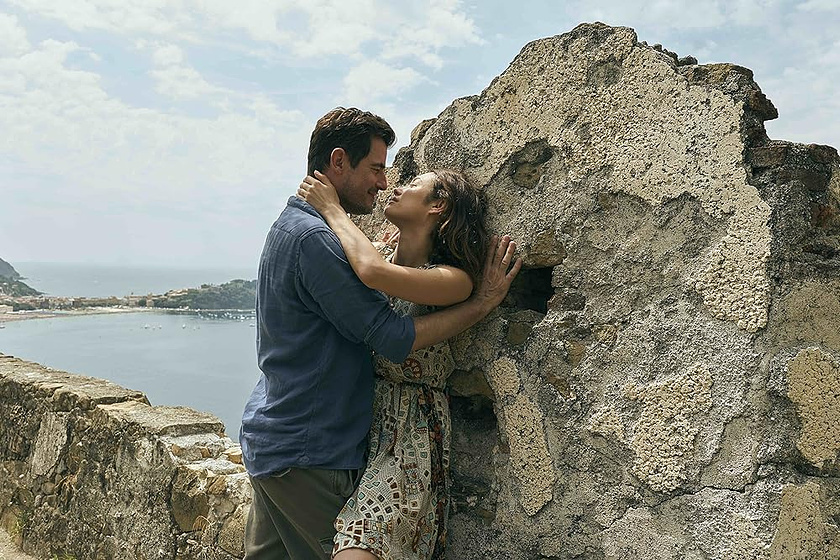 Olga Kurylenko y Claes Bang en la-bahia-del-silencio