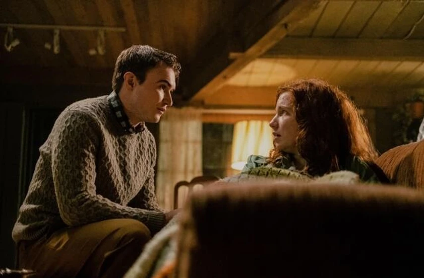 Annalise Basso y James Rittinger en corazones-caidos