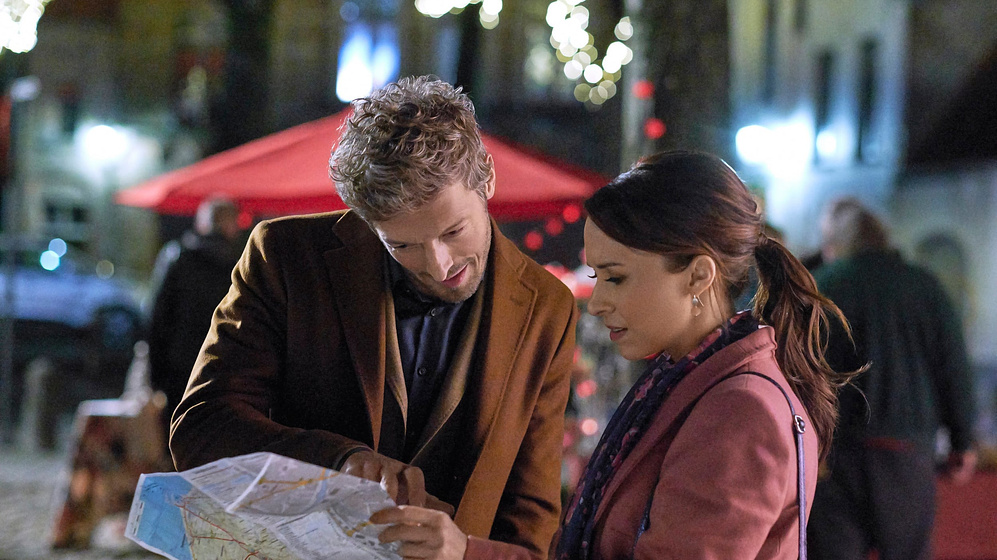 Lacey Chabert y Joseph Olivennes en Amor, Romance y Chocolate