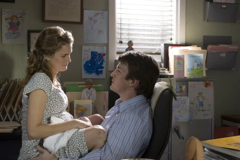 Keri Russell y Nathan Fillion en la-camarera