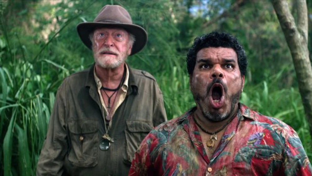 Michael Caine y Luis Guzmán en viaje-al-centro-de-la-tierra-2-la-isla-misteriosa