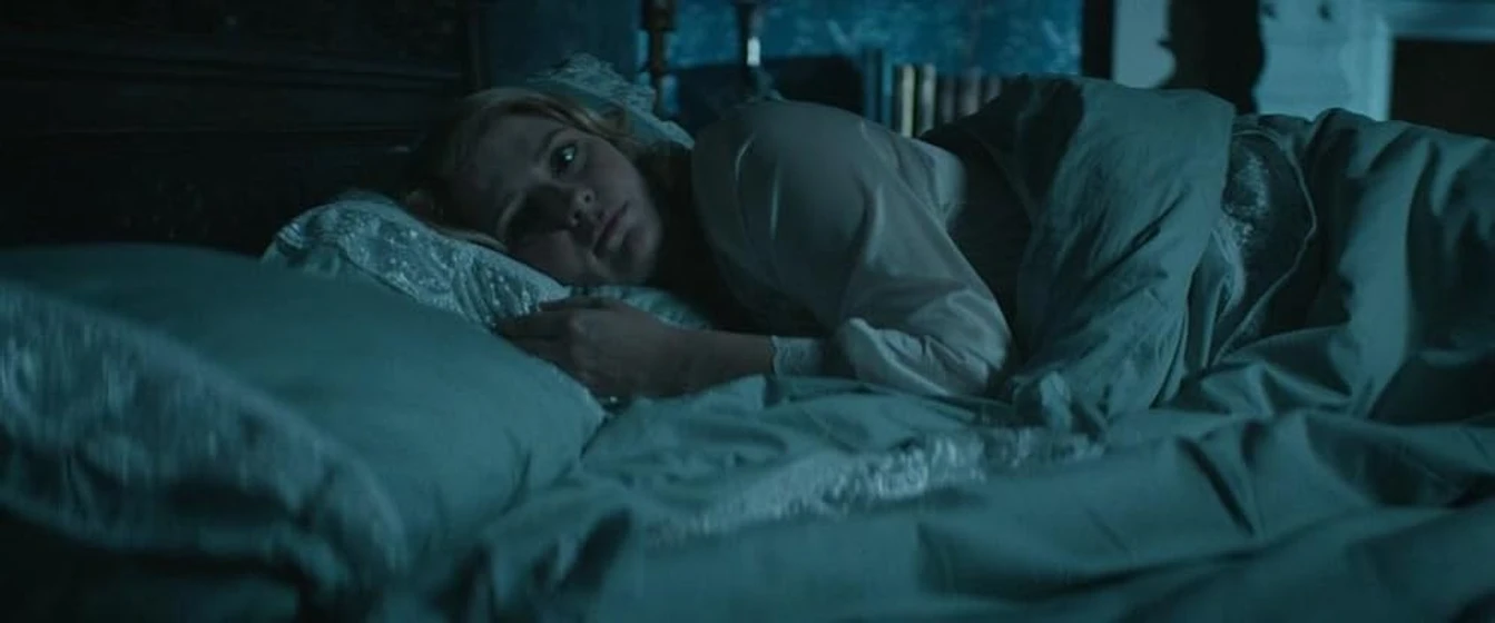 Mischa Barton en invitacion-a-un-asesinato-2023