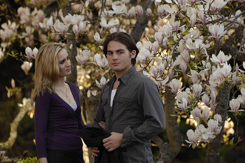 Kevin Zegers y Camille Sullivan en Normal