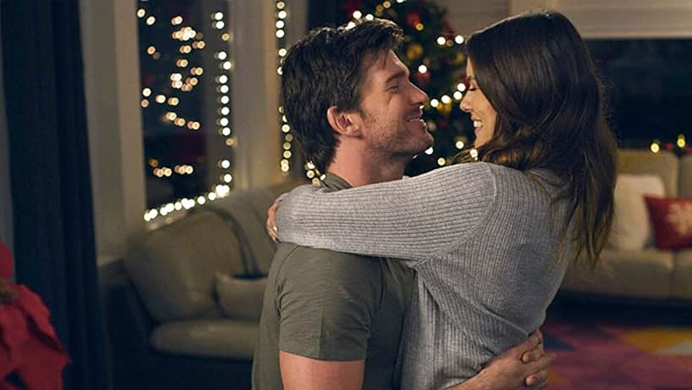 Chelsea Hobbs y Christopher Russell en Siempre es Navidad