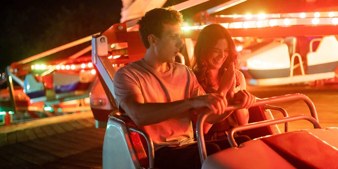 Scott Michael Foster y Kate Cobb en okie