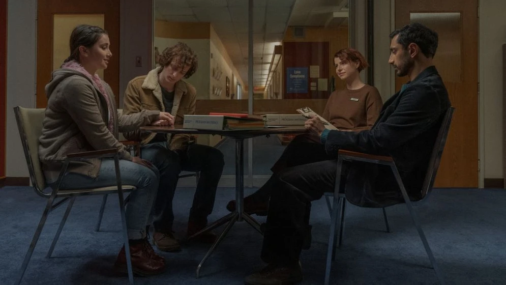 Riz Ahmed y Jessie Buckley en esto-va-doler