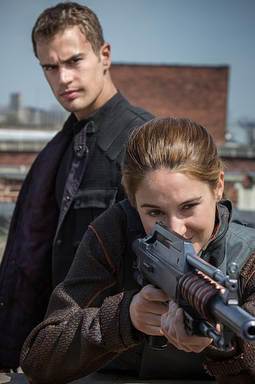Shailene Woodley y Theo James en Divergente