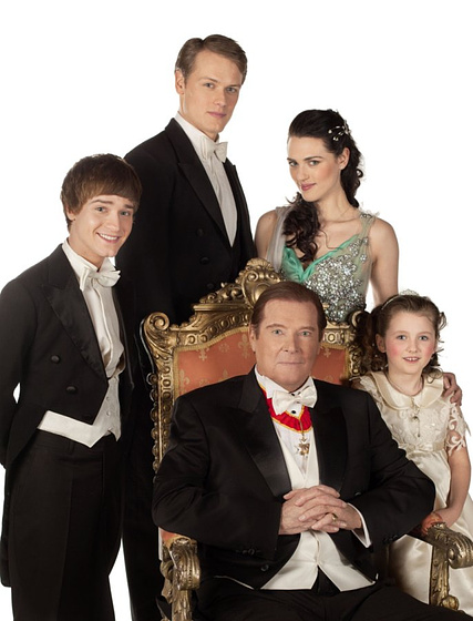Roger Moore, Katie McGrath, Sam Heughan, Travis Turner y Leilah de Meza en La Princesa de Castlebury Hall