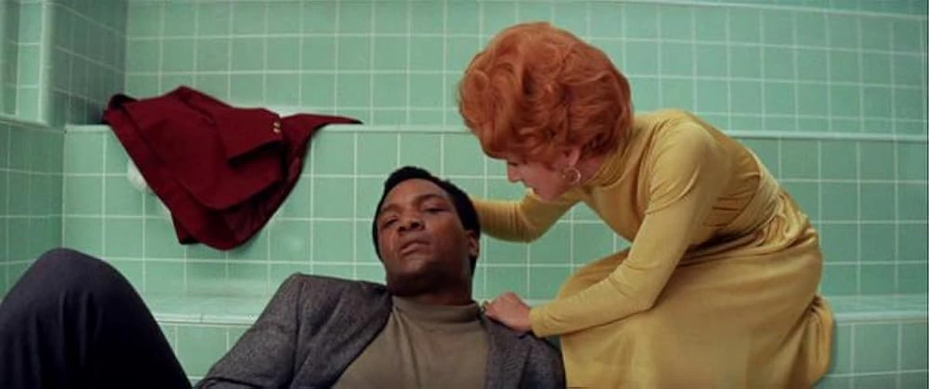 Jim Brown y Julie Harris en el-reparto
