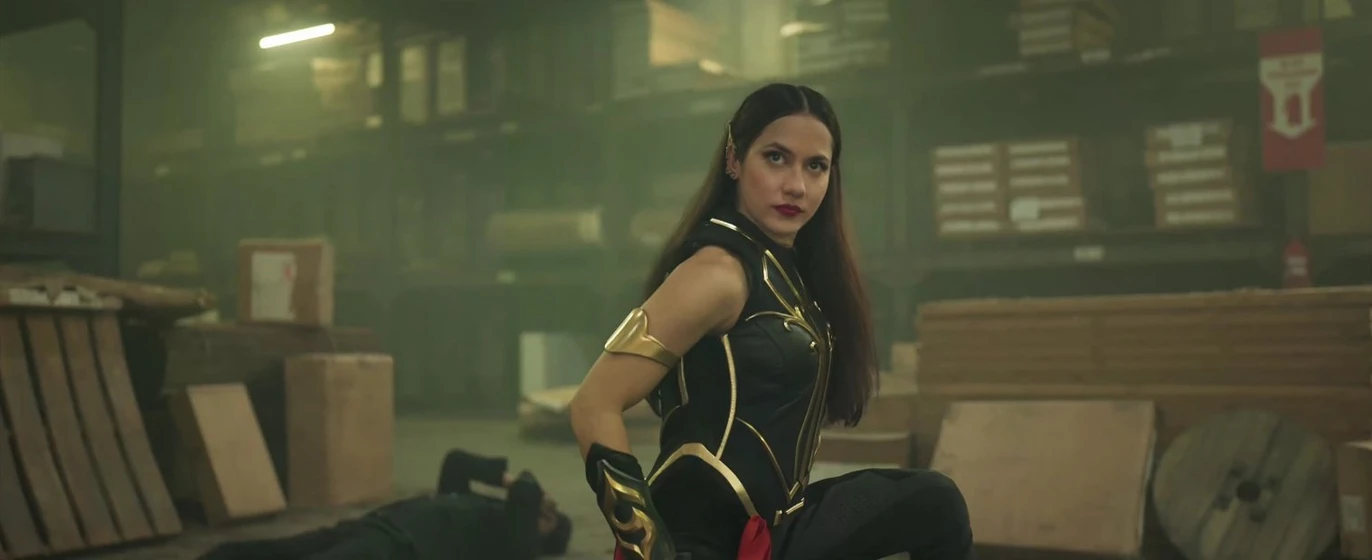 Pevita Pearce en alana-diosa-vengadora