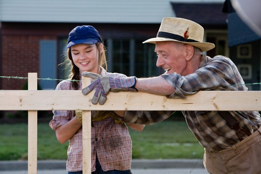 John Mahoney y Madeline Carroll en Flipped