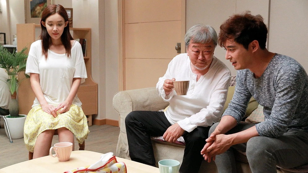 Gye-nam Myeong y Kim Sun-young en Female War: A Nasty Deal