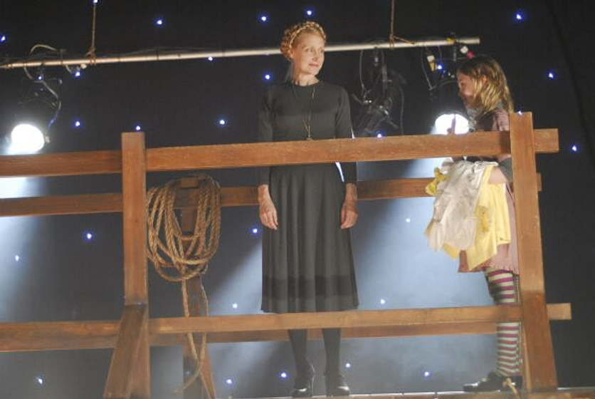Patricia Clarkson y Elle Fanning en Phoebe In Wonderland