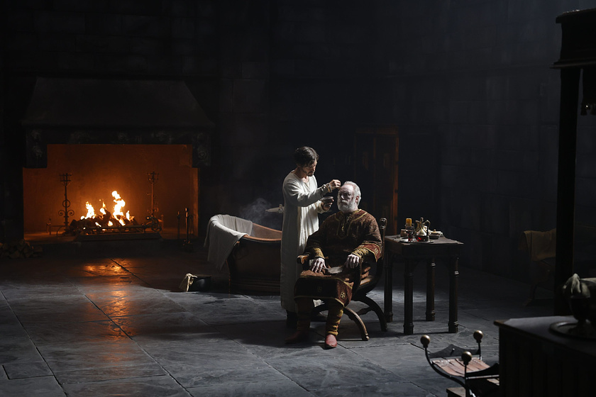 Liam Cunningham y Tom Payne en el-medico-2