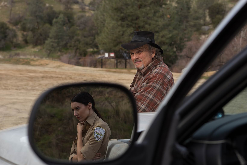 Robert Craighead y Jessica Blackmore en Malditos Tiburones