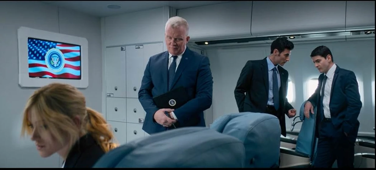 Anthony Michael Hall y Katherine McNamara en air-force-one-secuestro-aereo