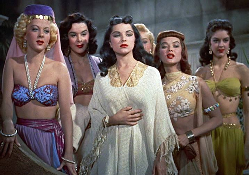 Debra Paget, Dona Drake, Merry Anders, Lisa Daniels y Phyllis Winger en La Princesa del Nilo