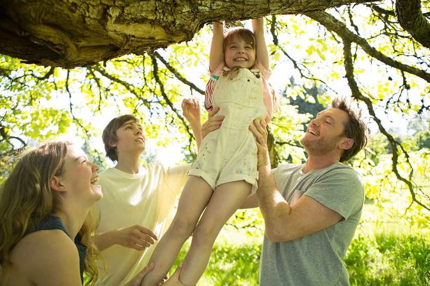 Sam Worthington, Megan Charpentier, Gage Munroe y Amélie Eve en La Cabaña