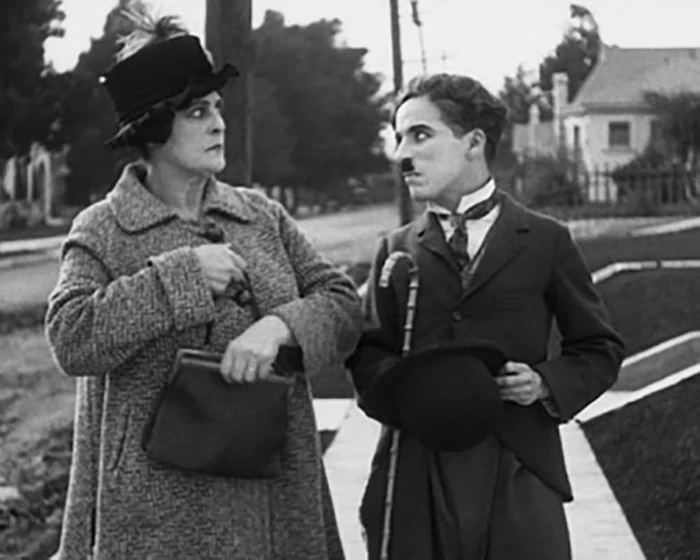 Charles Chaplin y Phyllis Allen en charlot-en-dia-de-paga