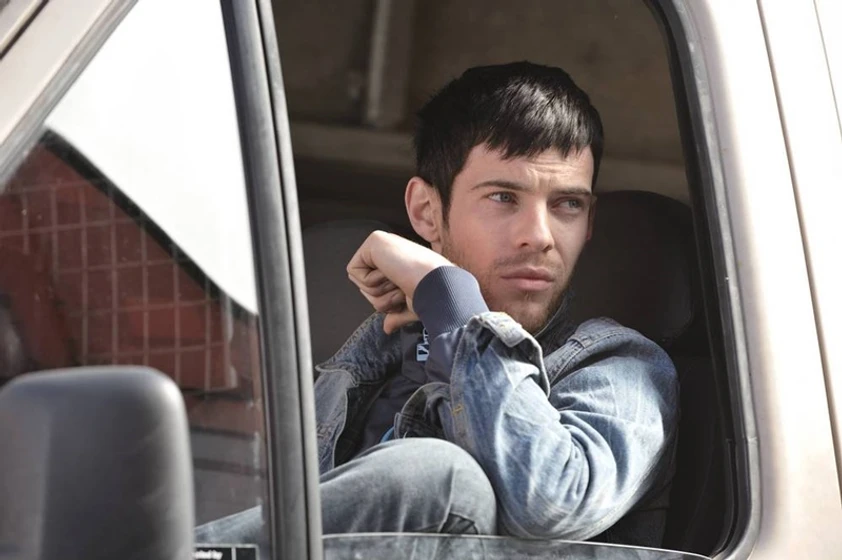Harry Treadaway en Invasión Zombie