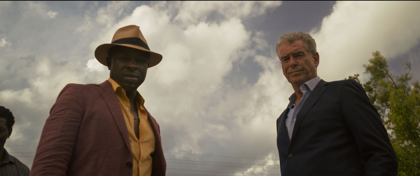 Pierce Brosnan y Gbenga Akinnagbe en Fast Charlie