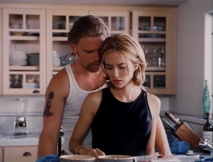 Kelly Preston y Mark Pellegrino en little-surprises