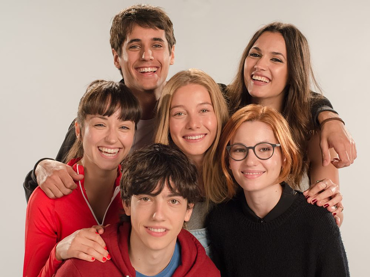 Ivana Baquero, Alex Maruny, Jorge Clemente, Charlotte Vega, Andrea Trepat y Michelle Calvó en El Club de los incomprendidos