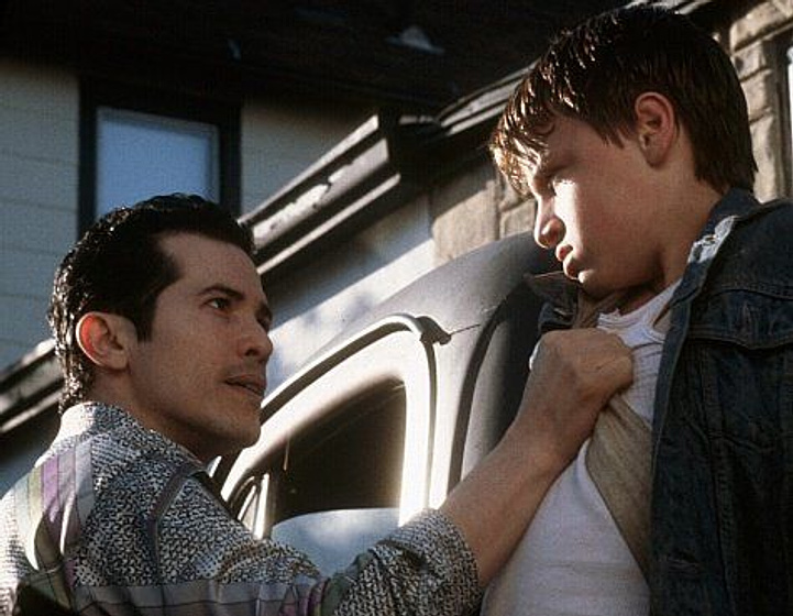 John Leguizamo y Noah Fleiss en Joe el Rey