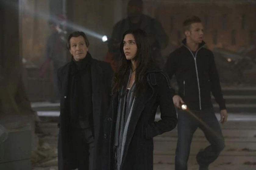 Gary Oldman, Odette Yustman y Cam Gigandet en La Semilla del Mal