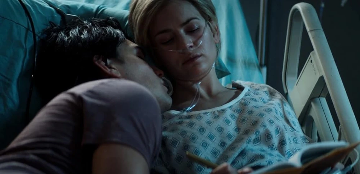 Britt Robertson y K.J. Apa en mientras-estes-conmigo