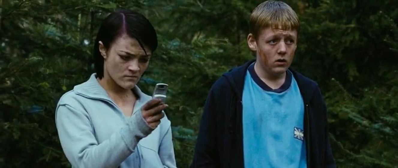 Thomas Turgoose y Finn Atkins en eden-lake