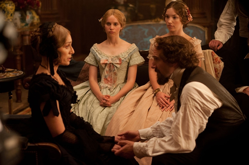 Kristin Scott Thomas, Ralph Fiennes, Felicity Jones y Perdita Weeks en The Invisible Woman