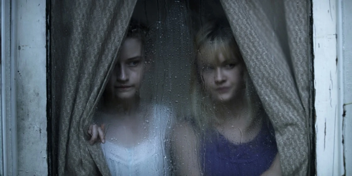 Julia Garner y Ambyr Childers en Somos lo que somos