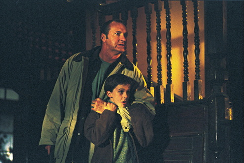 Randy Quaid y Bobby Edner en Un Extraño entre Nosotros